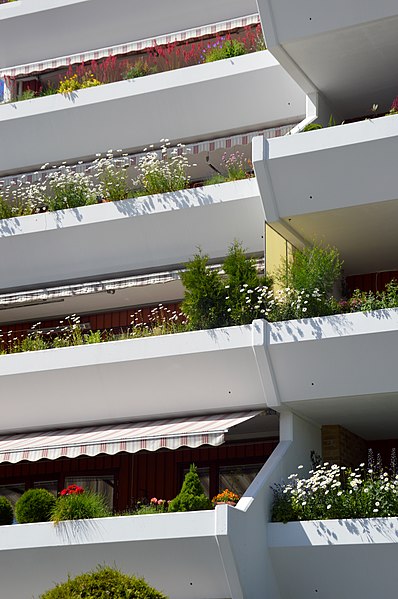 File:Apartment balconies, Kanalvägen and Floragatan, Örebro.jpg