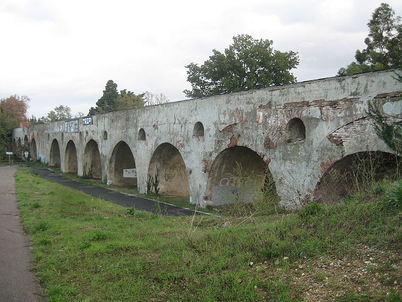 File:Aqueduc des arcades.jpg