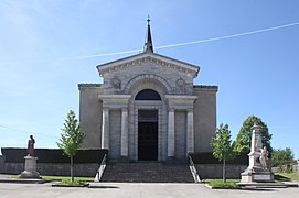 Facaçade principale de l'église avec son portique en serlienne.