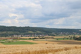North-west view of Argenstein.  Wolfshausen on the right.  In the foreground the Lahn valley south of Marburg and in the background the southern foothills of the Lahnberge which end on the right outside the picture at Fronhausen