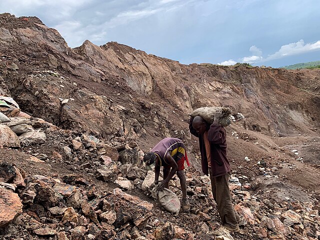 https://upload.wikimedia.org/wikipedia/commons/thumb/2/23/Artisanal_cobalt_miners_in_the_Democratic_Republic_of_Congo.jpg/640px-Artisanal_cobalt_miners_in_the_Democratic_Republic_of_Congo.jpg