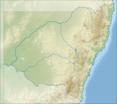 Mapa konturowa Nowej Południowej Walii, po prawej nieco na dole znajduje się punkt z opisem „Archikatedra Najświętszej Maryi Panny w Sydney, Australia”