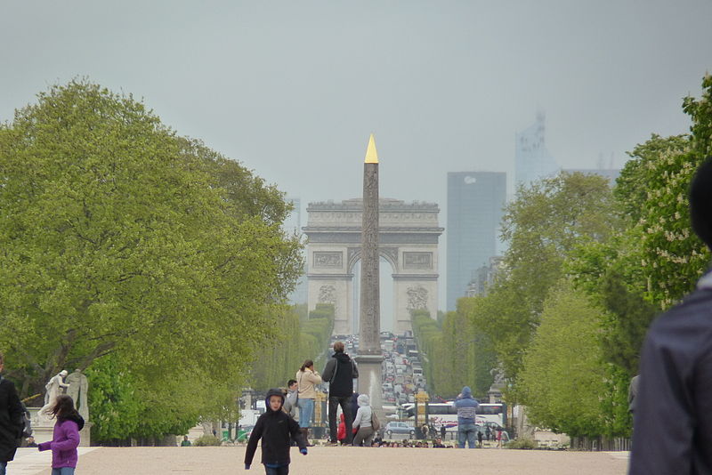 File:Axe historique, Paris 25 April 2012.jpg