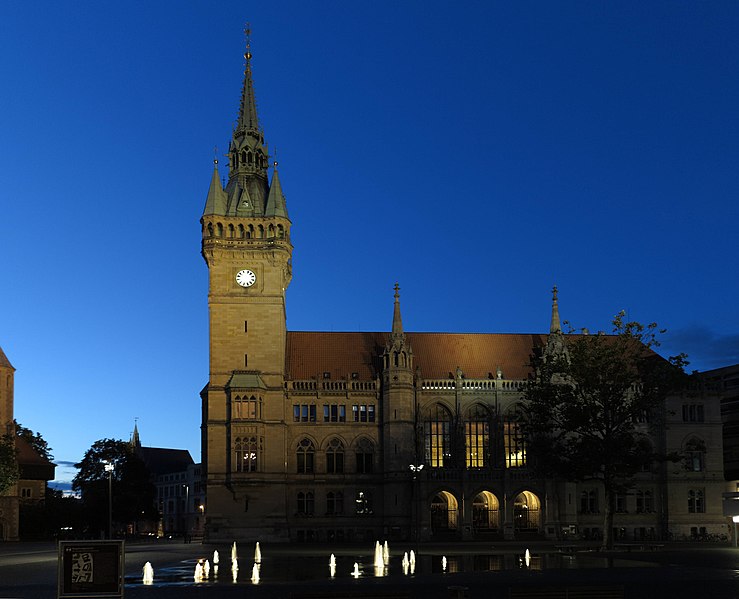 File:BS Rathaus abends.JPG