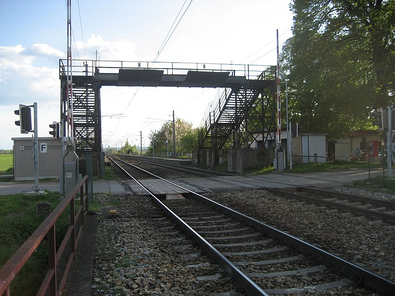 File:Bahnhof-Jedenspeigen-03.jpg