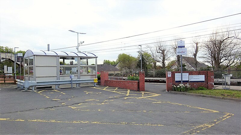 File:Barassie railway station, car park and shelter.jpg