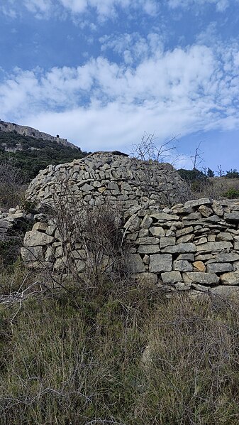 File:Barraca de Bales (Catí) 2.jpg