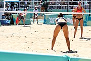 Deutsch: Beachvolleyball bei den Olympischen Jugendspielen 2018; Tag 9, 15. Oktober 2018; Mädchen, Viertelfinale: USA-Spanien 2–1 (21–19/17–21/15–9) English: Beach volleyball at the 2018 Summer Youth Olympics at 15 October 2018 – Girls Quarterfinals: USA-Spain 2–1 (21–19/17–21/15–9)