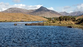 Ballynahinch River.jpg-dan benlettery (markazda) va Bengleniskiy (o'ngda)