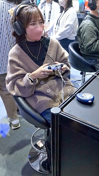 File:Beryl sitting and playing Mask-of-the-Lunar-Eclipse at Koei Tecmo Taiwan booth 20230205b.jpg