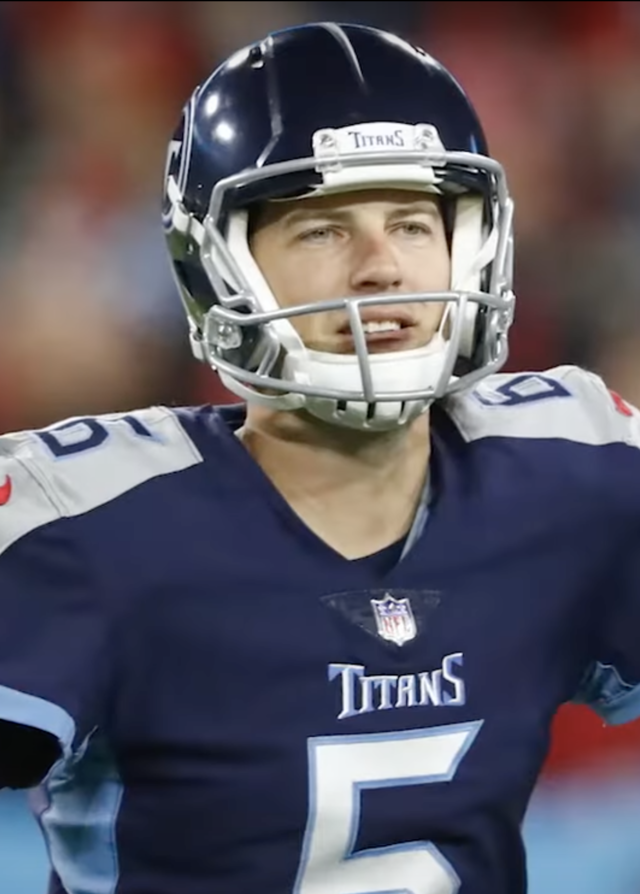 Eagles sign ex-Titans punter Brett Kern, host former safety