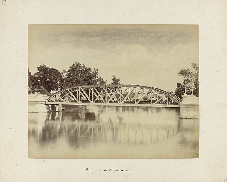 File:Brug over Pegirianrivier (titel op object) Staatsspoorwegen op Java (serietitel), NG-1988-26-26.jpg