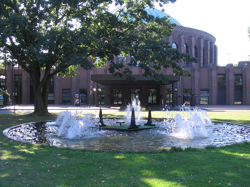 File:Brunnen vor der Tonhalle Düsseldorf, 2012 (03).jpg