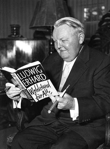 File:Bundesarchiv B 145 Bild-F004204-0003, Ludwig Erhard mit seinem Buch.jpg