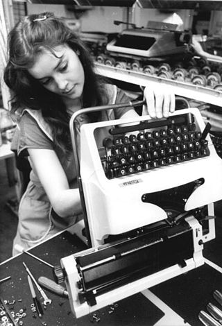 Assembage d'une machine à écrire (combinat Robotron, République démocratique allemande, 1987)