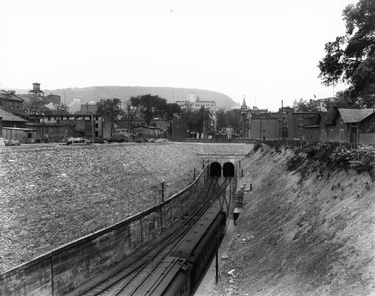 File:C.N.R. tunnel under Mount Royal, Montreal, QC, 1918(?) (5323500687).jpg