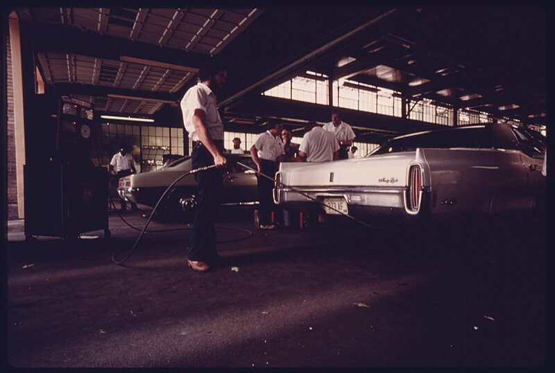 File:CITY EMPLOYEE OF AN AUTO EMISSION INSPECTION STATION IN DOWNTOWN CINCINNATI, OHIO, HOLDS A PROBE ATTACHED TO THE... - NARA - 557893.jpg