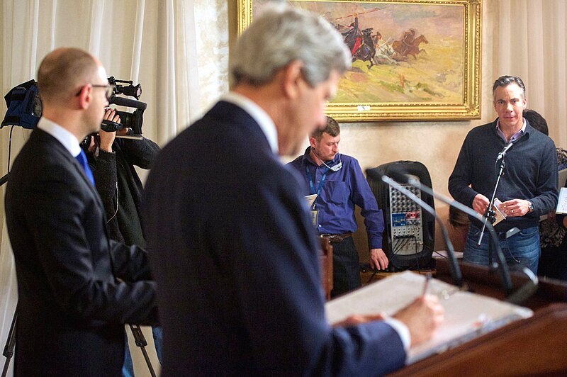 File:CNN Correspondent Jim Sciutto Questions Secretary John Kerry, Ukrainian Prime Minister Arseniy Yatsenyuk Following Round of Meetings in Kyiv.jpg