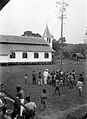 COLLECTIE TROPENMUSEUM Mastklimmen tijdens een feest naast de kerk van de Missionarissen van de Heilige Familie in Tering Borneo TMnr 60051400.jpg