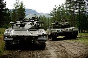 戦車（レオパルト2）に随伴する歩兵戦闘（CV90）