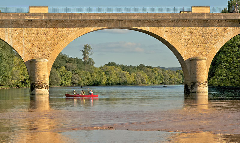 File:Canoe Dordogne.jpg