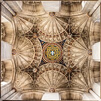 Les voûtes en éventail de la tour centrale de la cathédrale de Canterbury. (définition réelle 5 634 × 5 628)