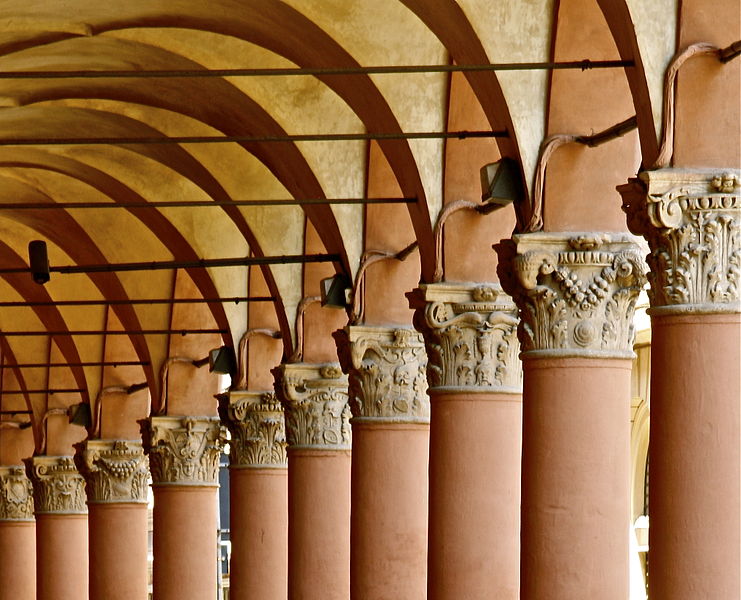 File:Capitelli di un porticato in piazza Santo Stefano.JPG