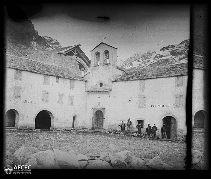 File:Casa de Betlem i casa principal amb una capella al mig al santuari de la Mare de Déu de Núria (AFCEC VINTRO A 1312).jpeg