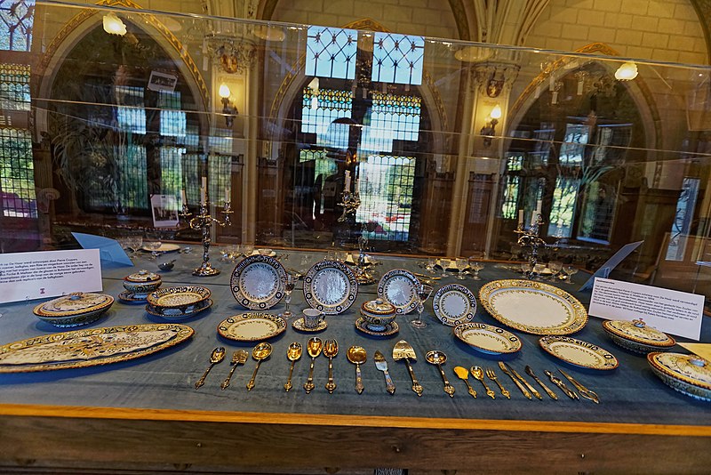 File:Castle De Haar (1892-1913) - Central Lobby - Billiard Room - Makkum Porcelain (1894, designed by Pierre Cuypers).jpg