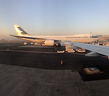 Boeing 747-8F de Cathay Pacific Cargo en el aeropuerto.