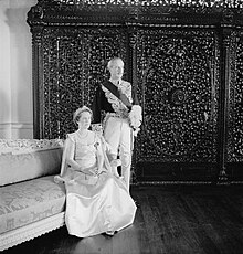 Cecil Beaton Photographs-Politika kaj Military Personalities;
Colville, (Davido) John IB1243.jpg