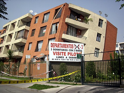 A severely damaged building in Maipú.