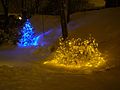 Luci di Natale in un paesaggio innevato della Finlandia