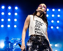 Mayberry performing with Chvrches at The Greek theatre in Griffith Park, Los Angeles in September 2018 Chvrches 09 23 2018 -2 (46669331252).jpg