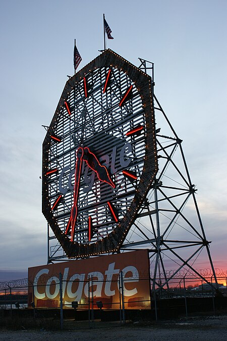 Colgate Uhr hochkant