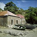 Collectie Nationaal Museum van Wereldculturen TM-20030062 Resten van de oude pakhuizen gelegen op het strand beneden bij Fort Oranje Sint Eustatius Boy Lawson (Fotograaf).jpg