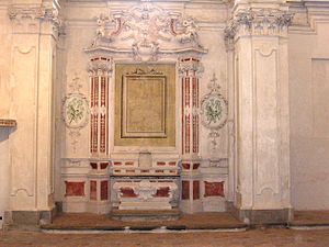 Biserica mănăstirii.  Secțiunea baroc.  Altarul din dreapta.  stucaturi din secolul al XVIII-lea.  Altarul a aparținut spitalului Confraternitatea Sfântului Duh, precum și celui de pe peretele opus.