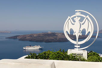 25/11: Emblema de Bacardí sobre a caldera del volcà de l'illa grega Santorí.