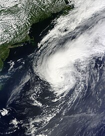Widoczne zdjęcie satelitarne przedstawiające dobrze zorganizowany huragan na wschód od Stanów Zjednoczonych 28 sierpnia 2014 r.