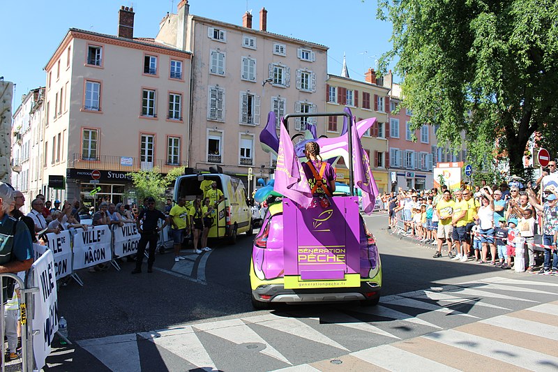 File:Départ 8e étape Tour France 2019 2019-07-13 Mâcon 62.jpg