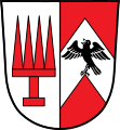 Gemeinde Köfering Gespalten; vorne in Silber ein aufrechter roter Striegel mit vier Spitzen, hinten in Rot ein silberner Sparren, darin eine auffliegende schwarze Lerche.