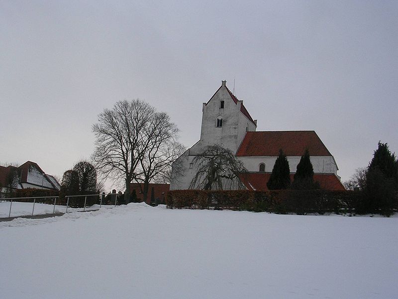 File:Dalby heligkorskyrka på avstånd 2.jpg