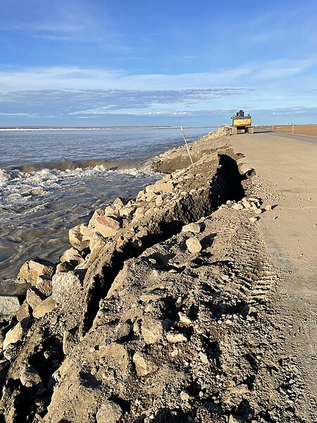 File:Dalton Highway MP 403.5 Washout - 52970242715.jpg