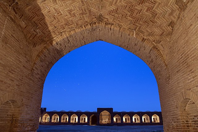 عکس شبانه از معماری زیبای کاروانسرای مادر یا دیرگچین مربوط به دوره ساسانی، واقع در میانه پارک ملی کویر