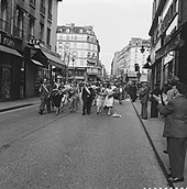 Demonstration on rue du Faubourg-du-Temple in Paris on 1 June Demonstraties in Parijs tgv en voor De Gaulle, Bestanddeelnr 909-6034.jpg