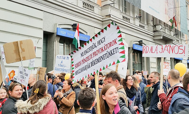 File:Demonstration of the Hungarian Two-tailed Dog Party, 2017-04-22-3.jpg