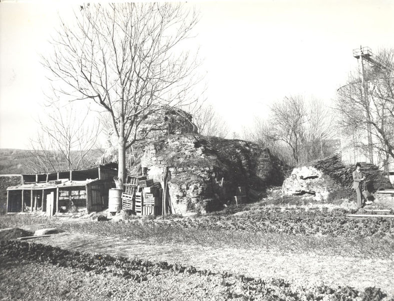 File:Didymoteichon, ruin of Fisilti hamam -XXXIX-61-1974- - Machiel Kiel - Netherlands Institute in Turkey (NIT).jpg