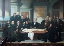 Lecture by Diego de Argumosa at the Royal College of Surgery, Antonio Bravo (1880). Diego de Argumosa con otros cirujanos.png