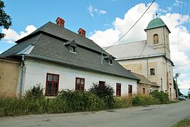 Dlouhá Lhota (Blansko), fara a kostel (6427).jpg