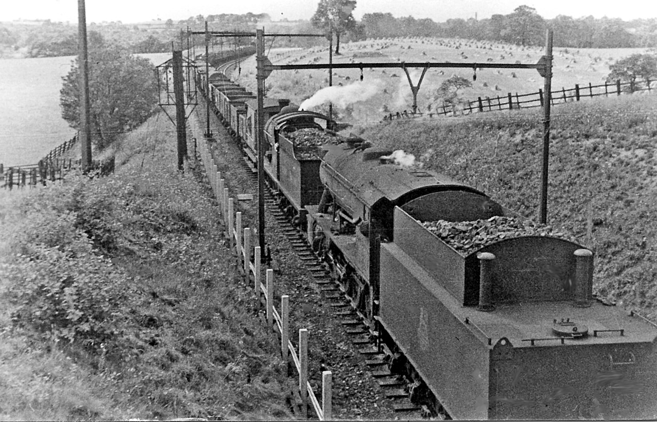 1280px-Dodworth%2C_Barnsley_Westbound_coal_train_on_Worsborough_Incline%2C_with_two_banking_engines_geograph-2761844-by-Ben-Brooksbank.jpg